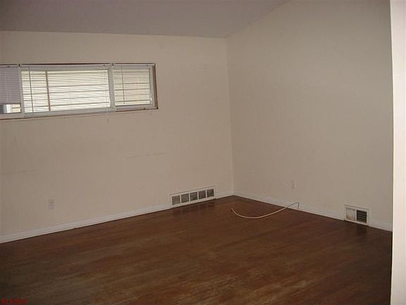 5th image of 205 Deane Ct