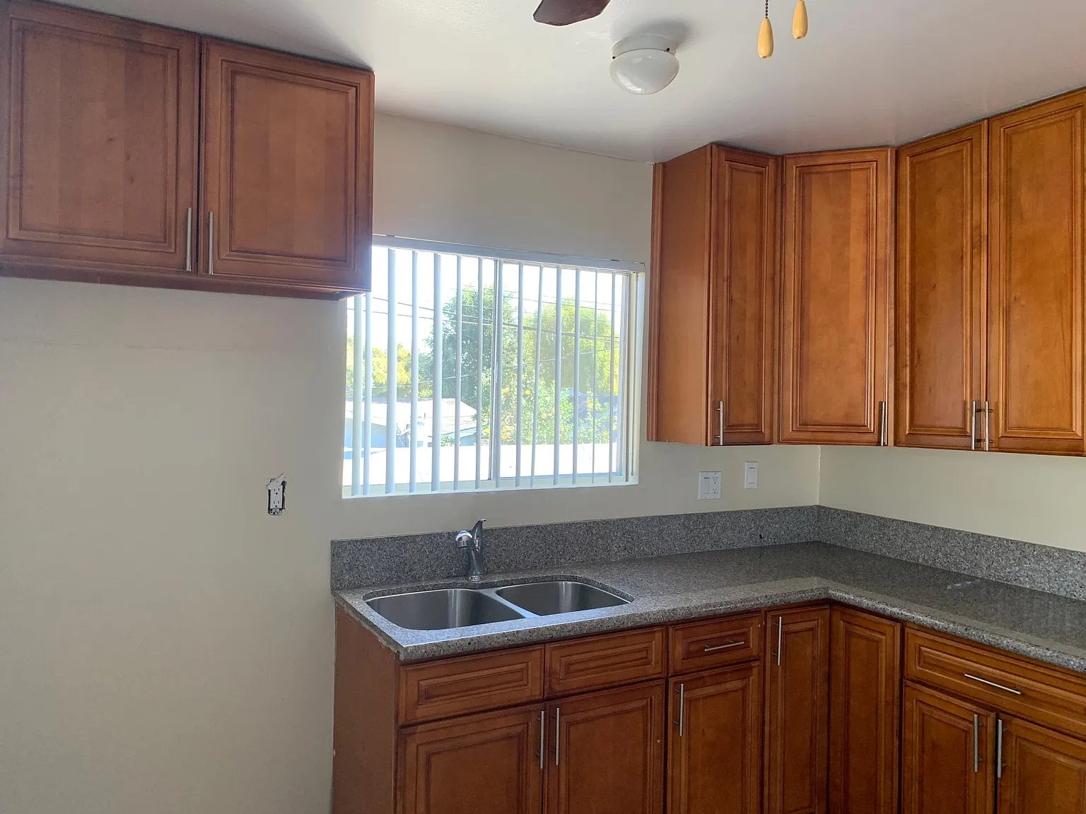 1382 Loma Ave — Photo 4