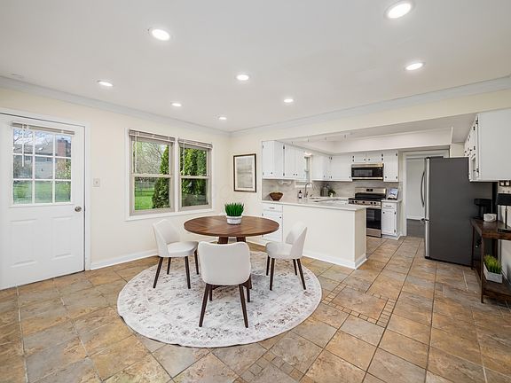 5th image of 327 Whetstone Dr W