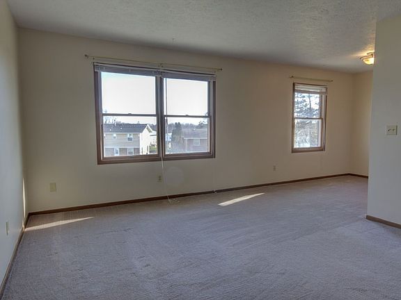 5th image of 715 Hillside Dr APT 4