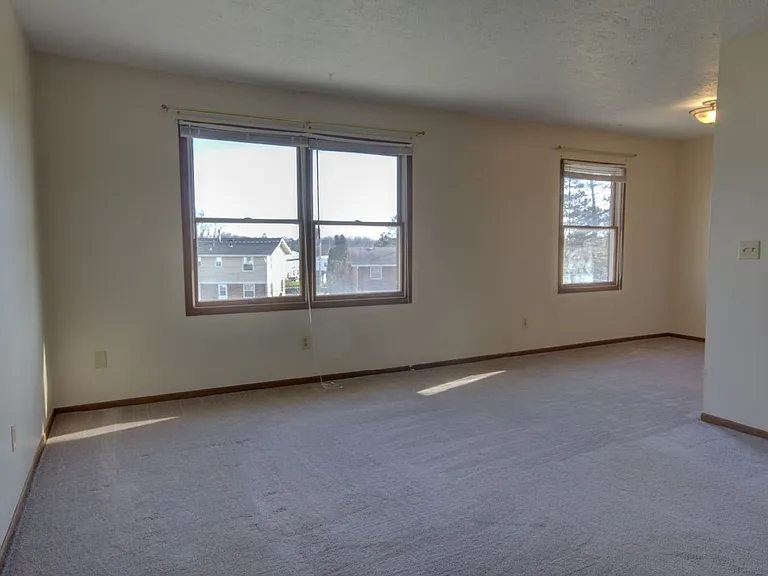 715 Hillside Dr — Photo 5