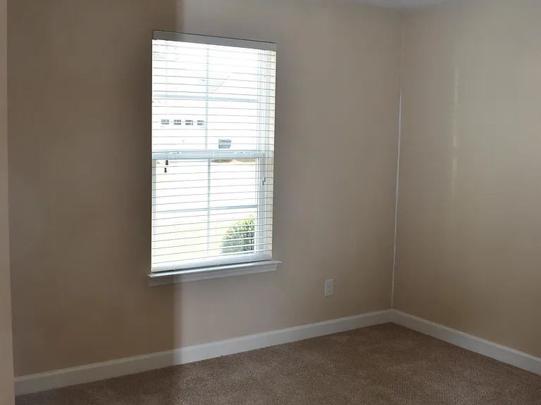 301 York Ln — Photo 6