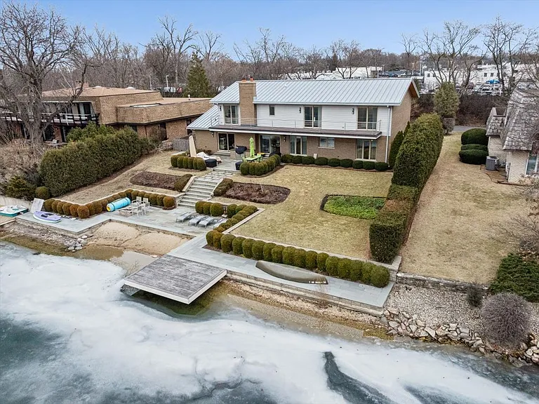 2076 Valley Lo Ln — Photo 4