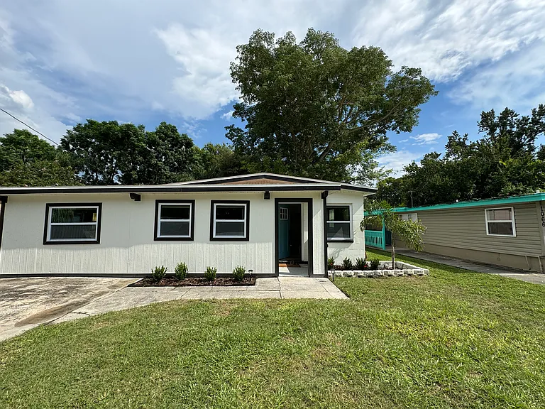 1076 Philippe Pkwy #B — Photo 3
