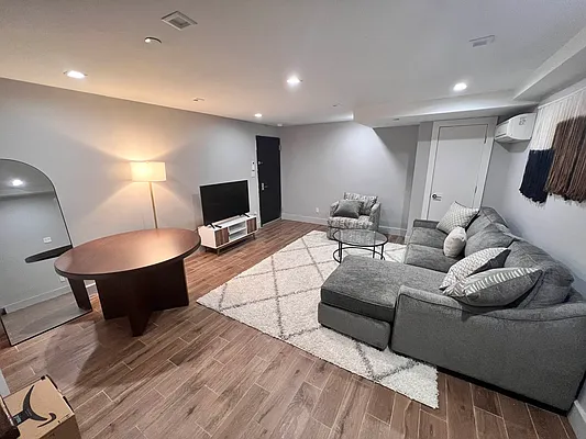 Rented by ERNY LLC | media 8