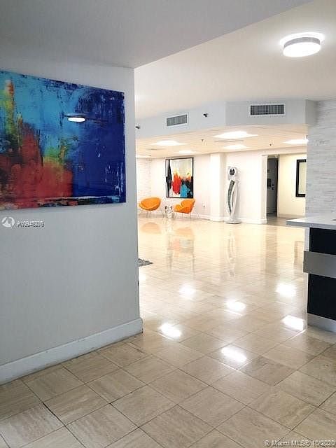 1st image of 919 Hillcrest Dr APT 305