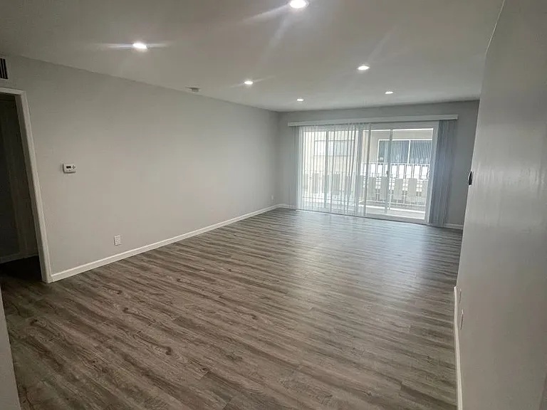 350 N Crescent Drive — Photo 8