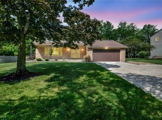 8076 Twin Oaks Dr, Broadview Heights, OH 44147