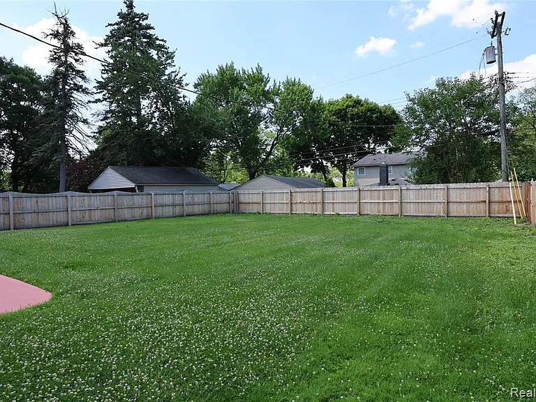 4121 Seminole Dr — Photo 9