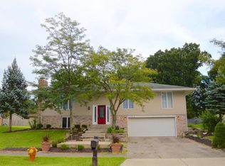 126 Vickroy Dr, Crown Point, IN 46307