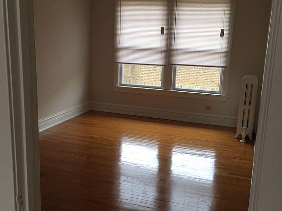 2nd image of 1610 W Albion Ave