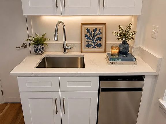 3rd image of 117 Christopher St #13B
