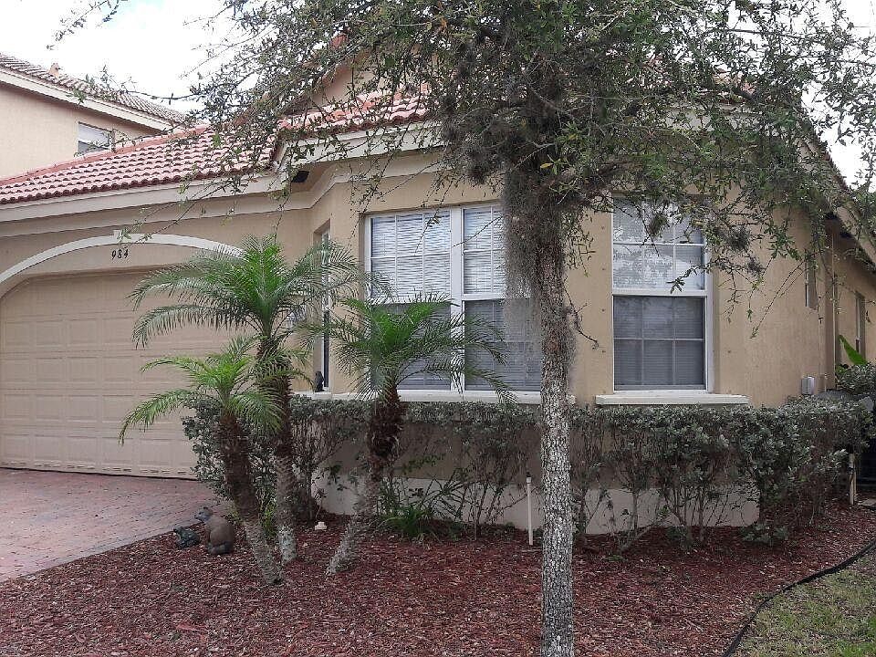 1st image of 984 NW Leonardo Cir
