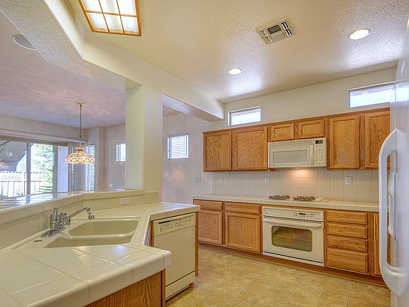 4th image of 400 Hopkins Ct