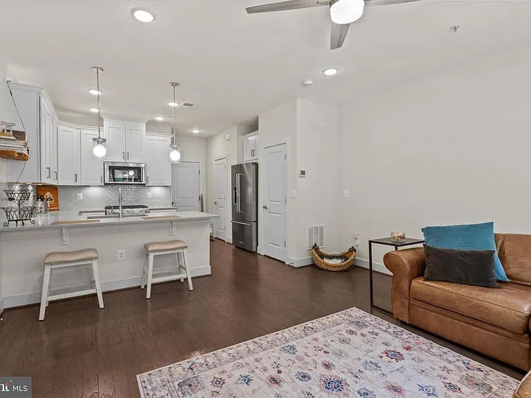 813 Rockwell Ave — Photo 4