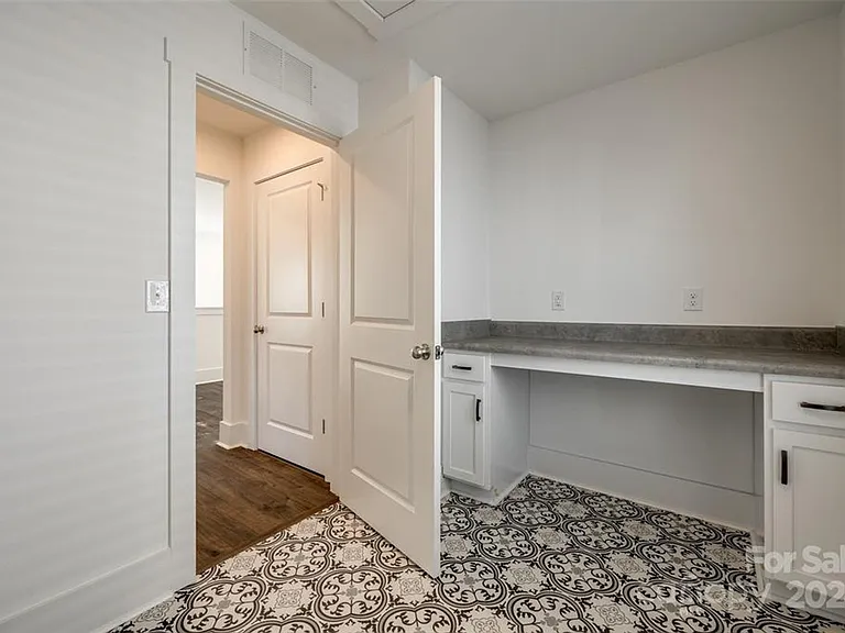 1237 Eastway Dr — Photo 35