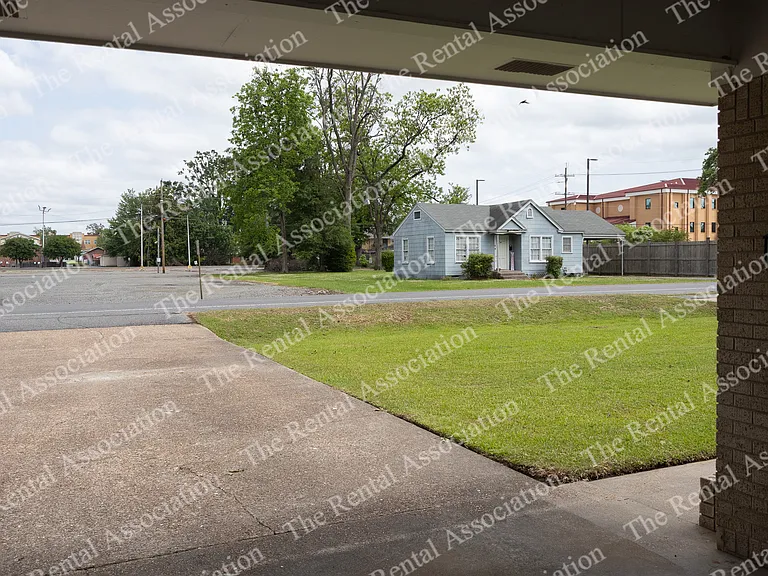 905 N McGuire Ave — Photo 3