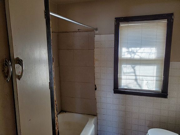 5th image of 2231 N Rockton Ave