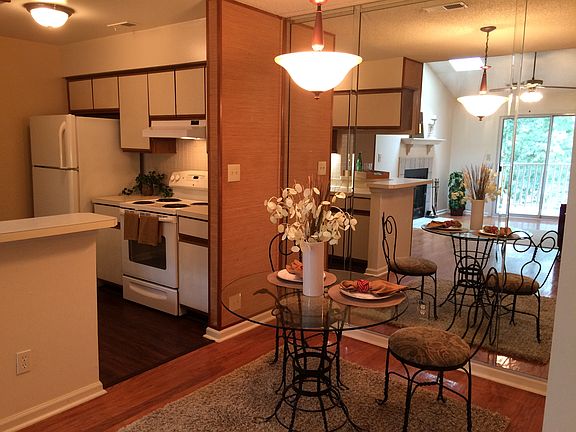 5th image of 504 Thorncliff Dr APT 303
