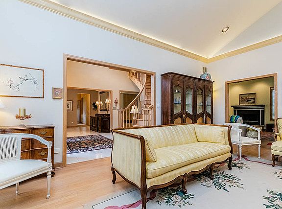5th image of 733 Forest Glen Ln