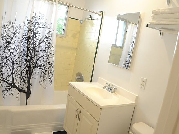 3rd image of 1005 N Sweetzer Ave APT 11