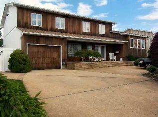 2605 S Seamans Neck Rd, Seaford, NY 11783