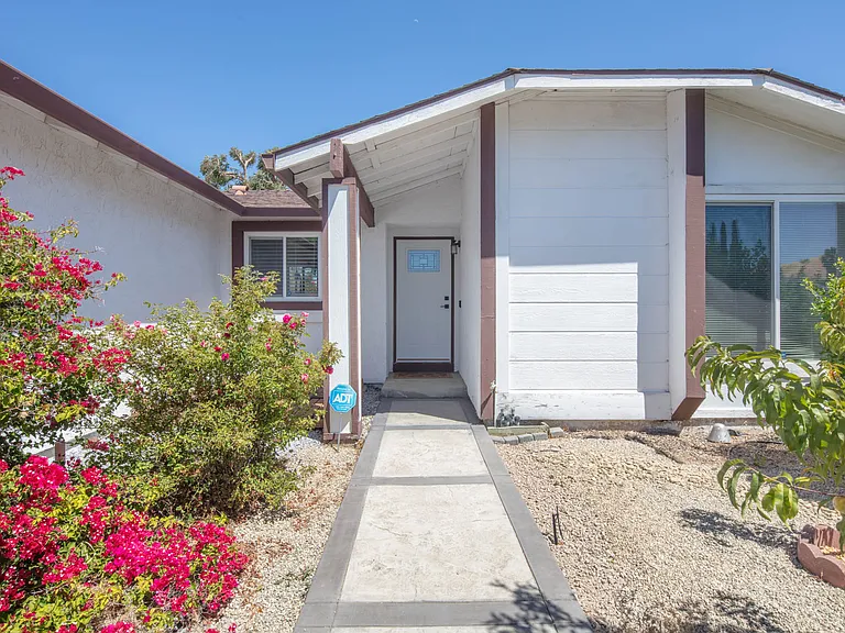 2225 Mount Whitney Dr — Photo 2