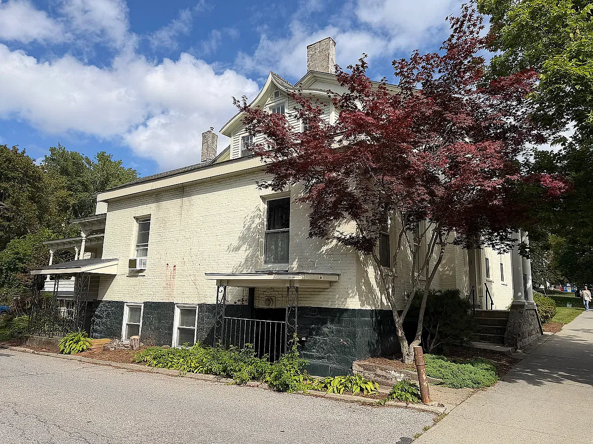 404 Pearl St — Photo 3