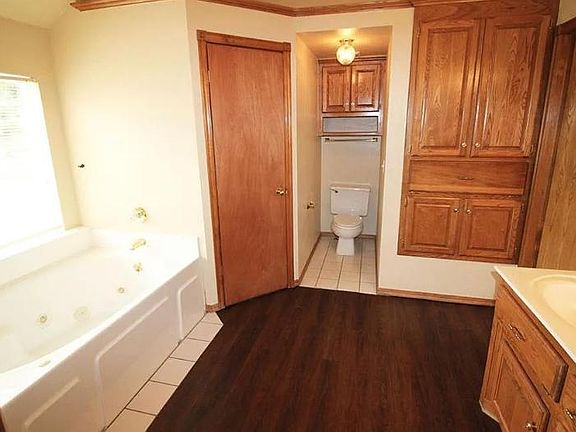 4th image of 2921 SW 124th Ct