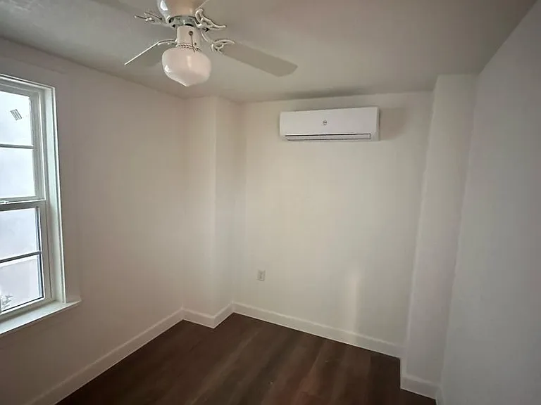 411 Smith St — Photo 6