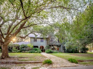 611 Lakeview Dr, Pascagoula, MS 39567