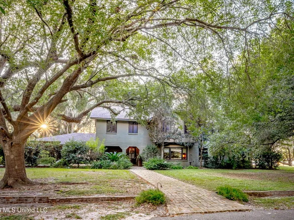 611 Lakeview Dr, Pascagoula, MS 39567