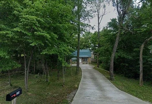 2027 Clearview Dr Photo 1