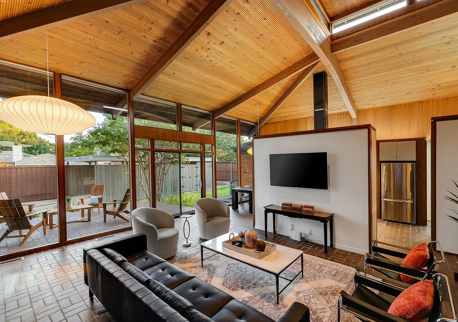 Updated mid-century home, fully furnished, fenced yard, pets allowed — Photo 1