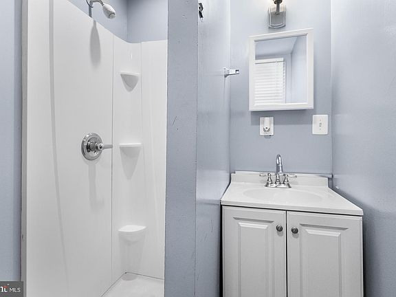 5th image of 1624 Edgley St