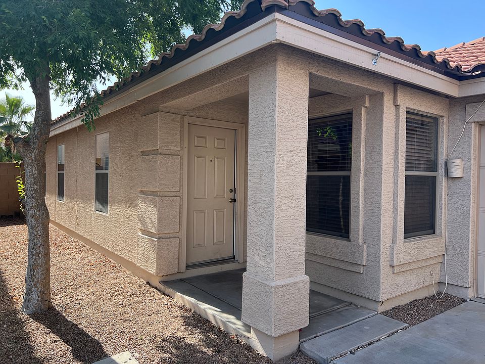 Low Maintenance desert front yard.