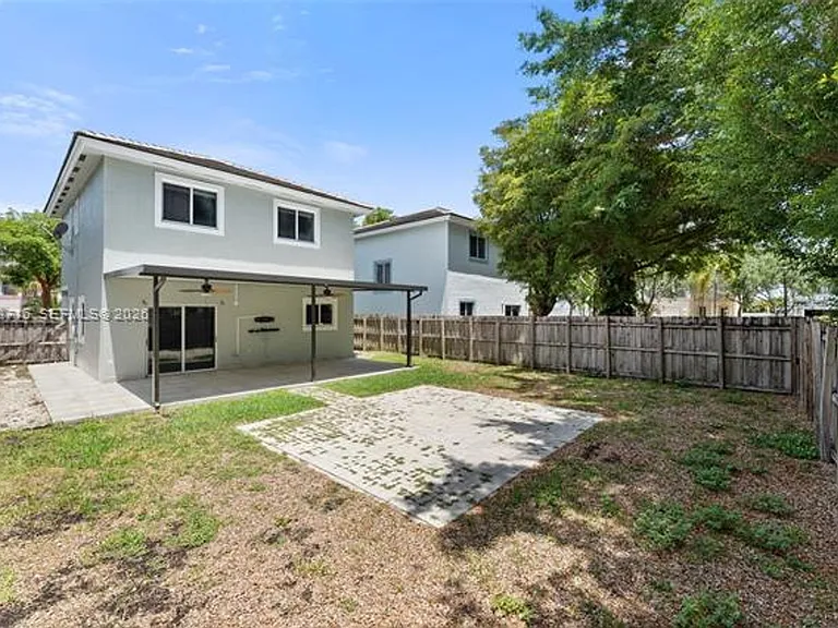 379 NE 31st Ave — Photo 13