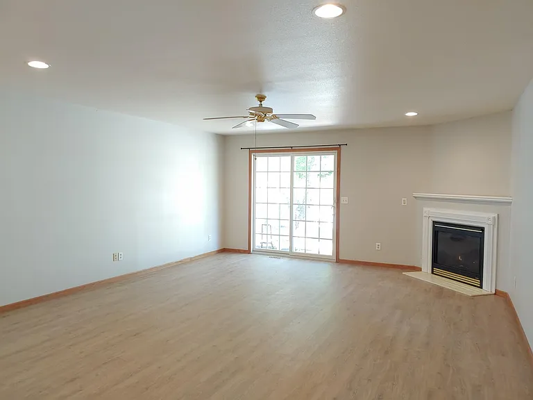 912 Waters Edge Rd — Photo 2
