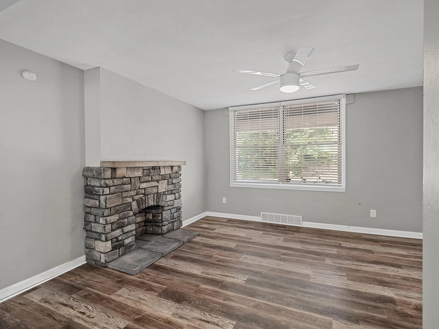 1 bed, 900 sqft, $1,045 — Photo 2