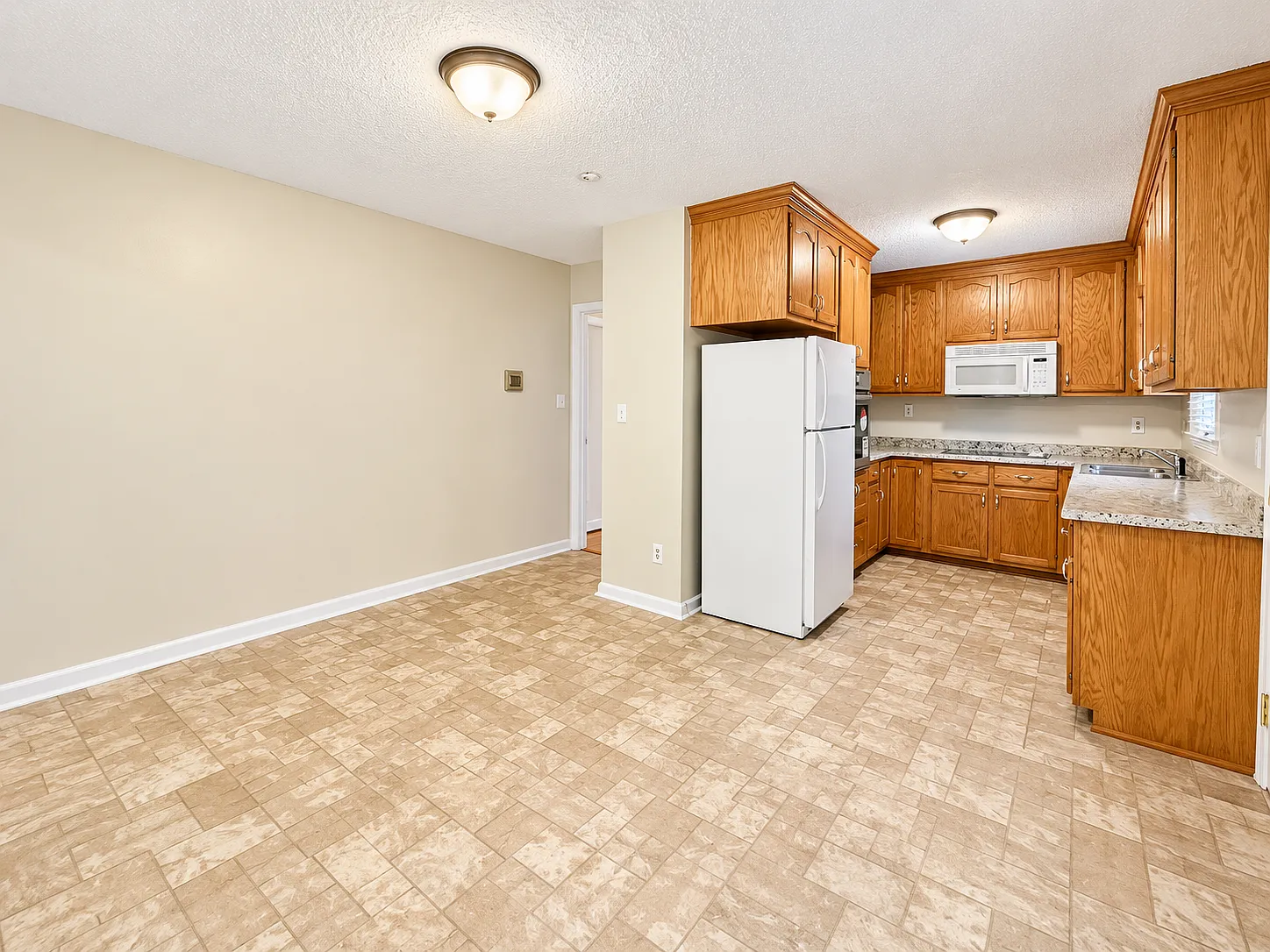 3 bed, 1.5 bath, 1275 sqft, $1,320 — Photo 4