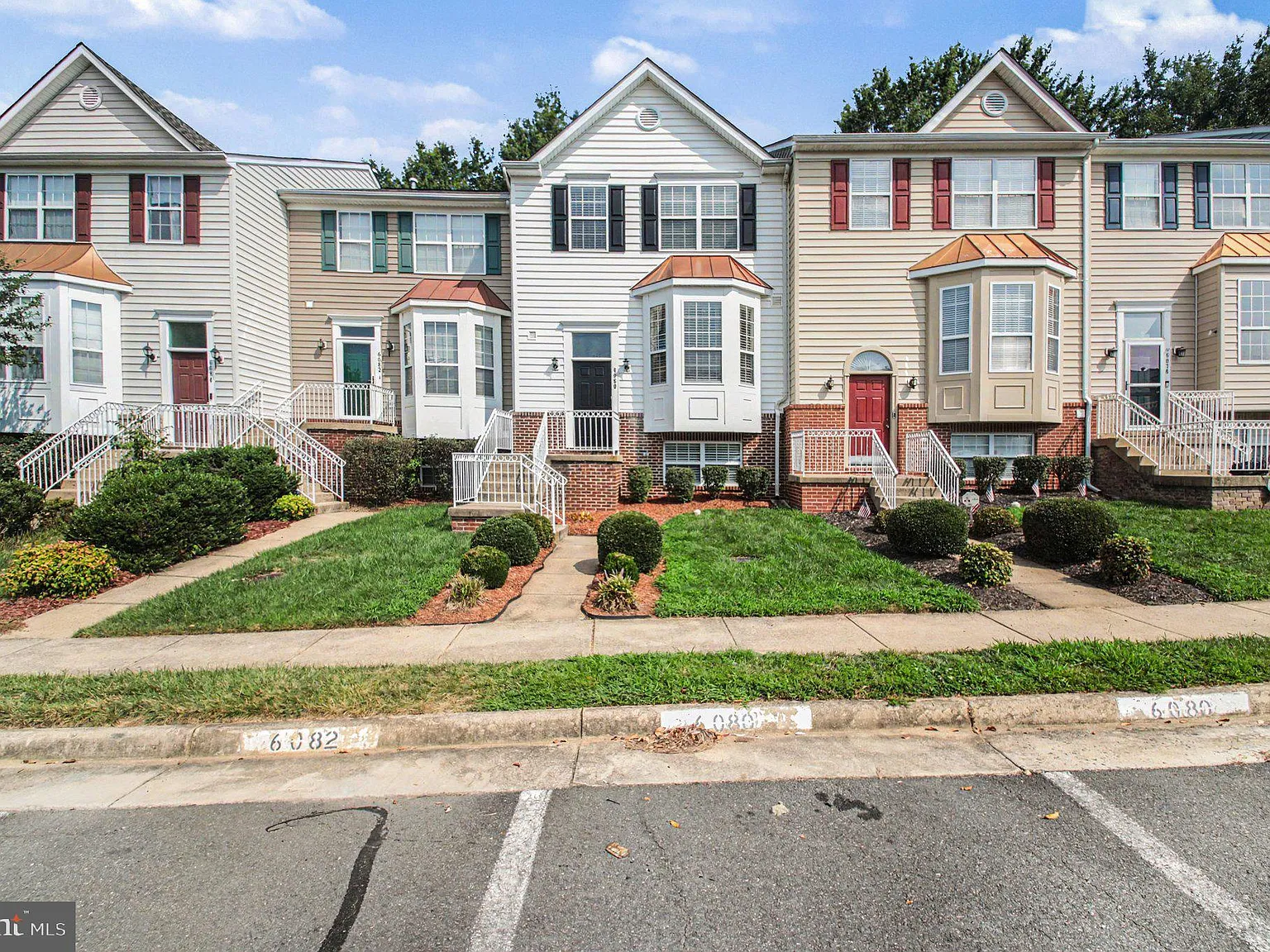 4 bed, 3.5 bath, 2215 sqft, $2,895 — Photo 2