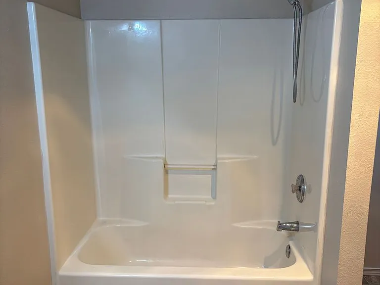 1 Bedroom Unit with Detached Garage — Photo 9
