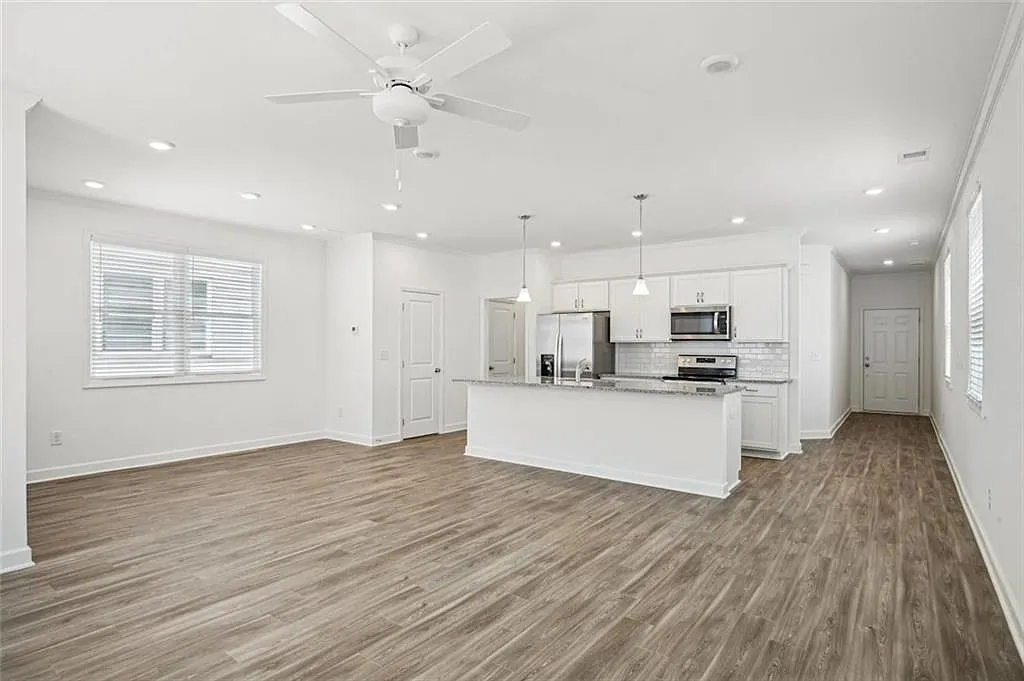 4 bed, 2.5 bath, 1809 sqft, $2,675 — Photo 4