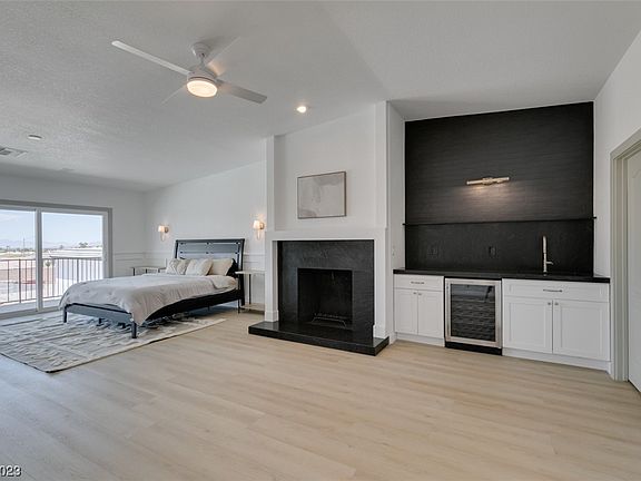 4th image of 3120 E Serene Ave