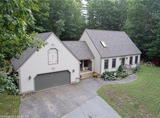 39 Acorn Ln, Manchester, ME 04351