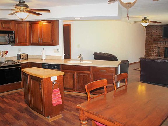 3rd image of 221 Matthew Ct