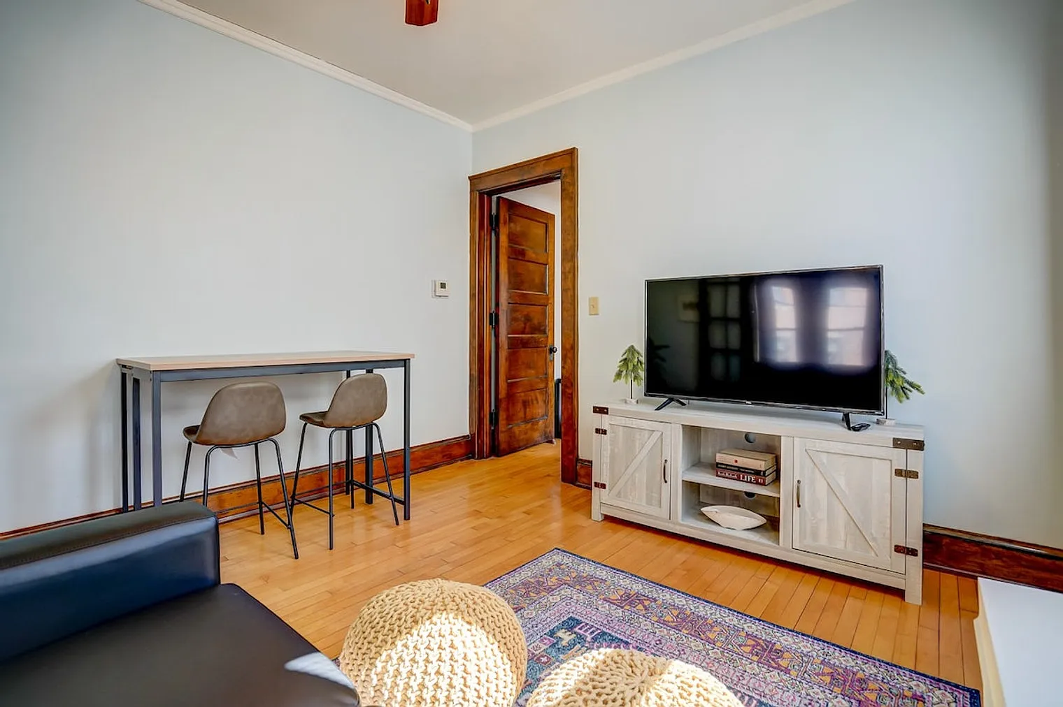 2 bed, 1.0 bath, 990 sqft, $3,402 — Photo 2