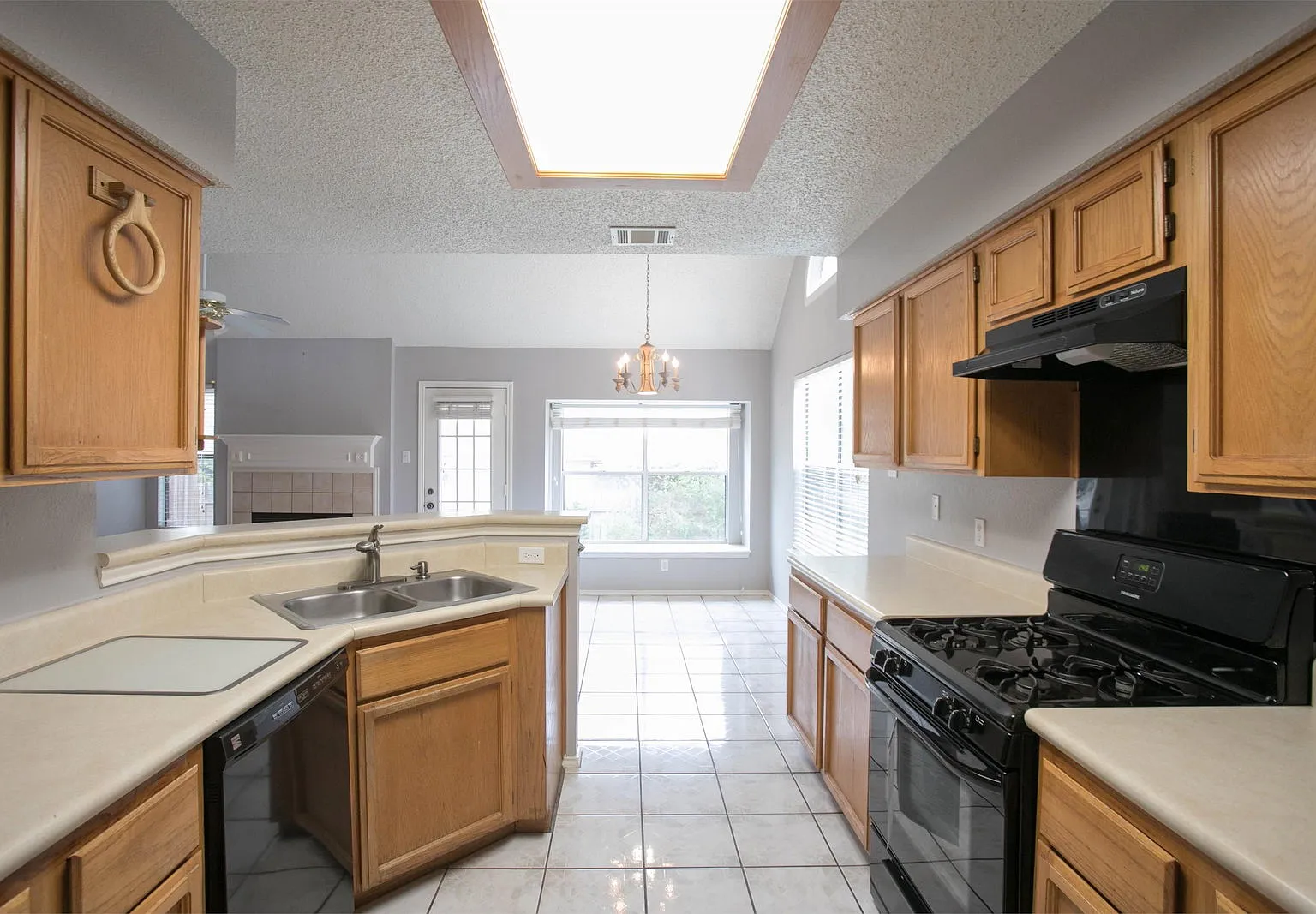 3 bed, 2.5 bath, 1294 sqft, $2,250 — Photo 4