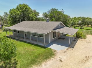 390 W County Road 5719, Devine, TX 78016