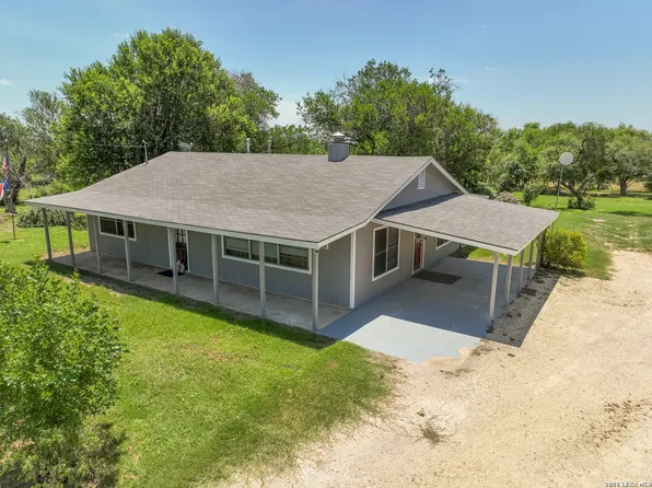 390 W County Road 5719, Devine, TX 78016